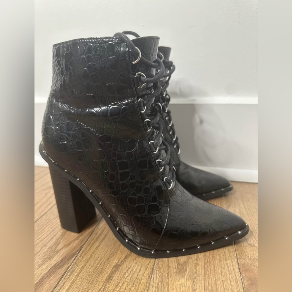 Missguided: Black Croc-Embossed Lace-Up Boots